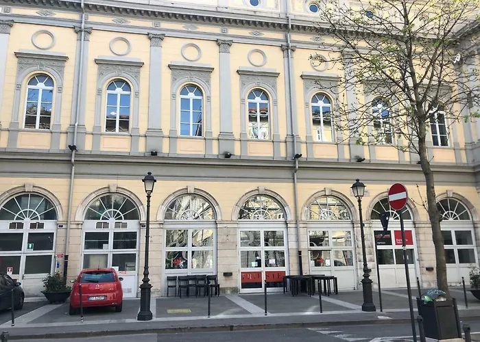 Alla Scalinata del Teatro Rossetti parcheggio Trieste